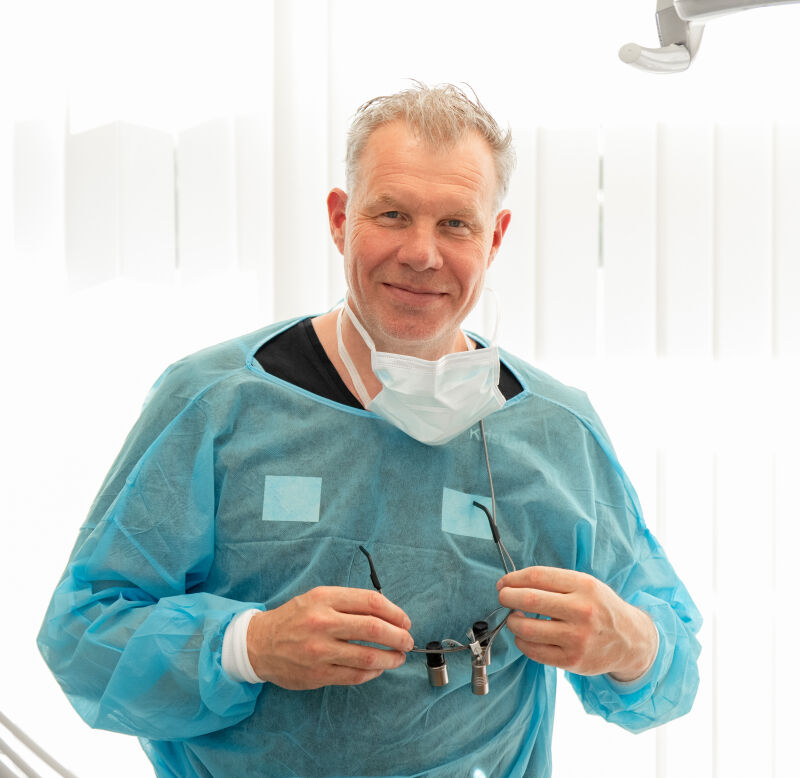 Tandlæge Kristian Lee